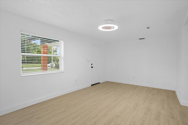 Building Photo - 812 W Miller St