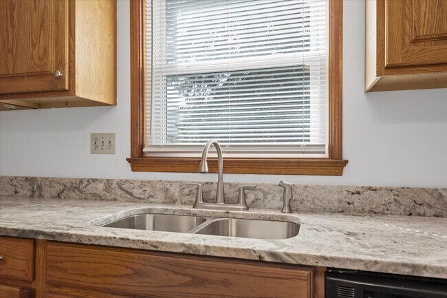 Building Photo - 3635 Poplar Ave