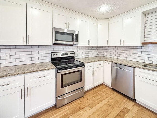 Building Photo - 1543 Hillhaven Dr