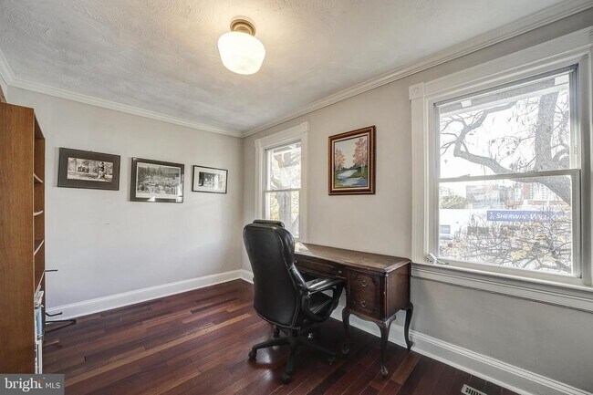 Building Photo - 1123 3rd St NE
