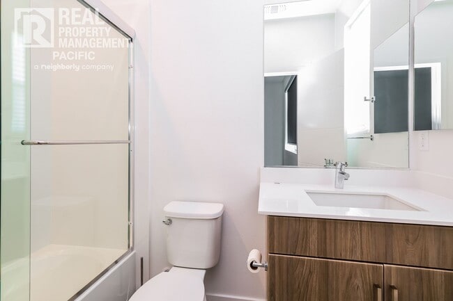 Building Photo - Modern Townhome in Gated West Oakland Comm...