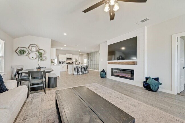 Building Photo - "Energy-Efficient 4-2 Home with Designer Finishes and a Spacious Backyard Retreat!"
