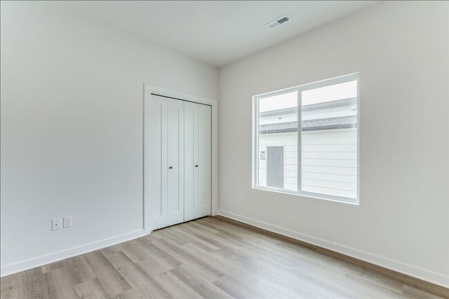 Building Photo - Beautiful Five Bedroom, Two Bathroom