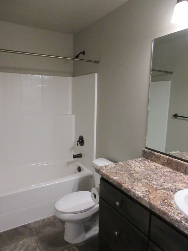 Building Photo - Newer Town home living in the heart of Cedar City!