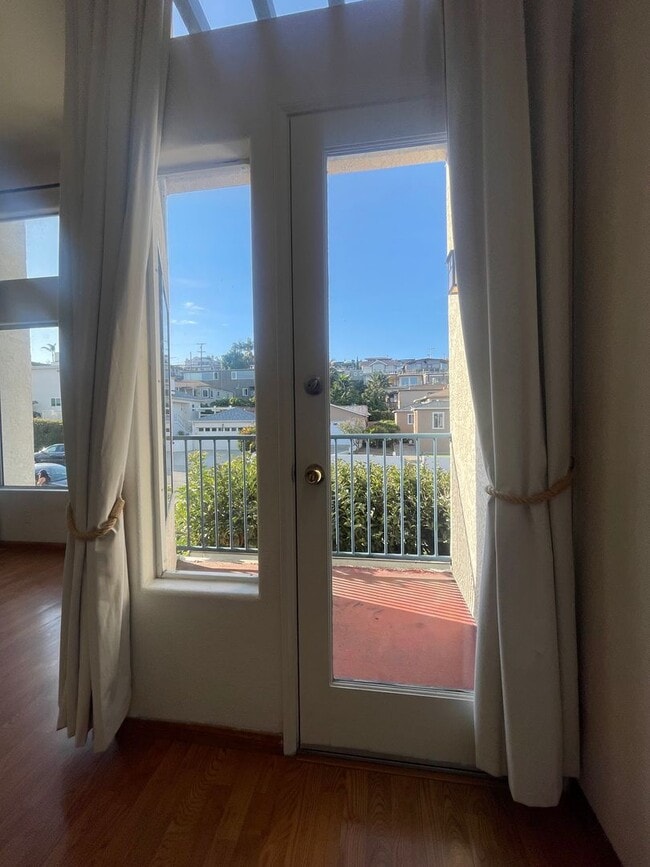 Building Photo - Point Loma 3 Bedroom 2 1/2 Bath Loft Style Townhome