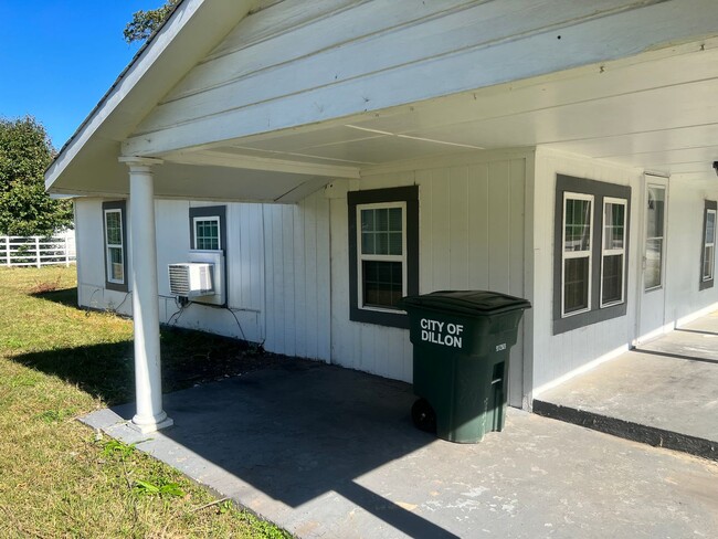 Building Photo - Three bedroom one bath house