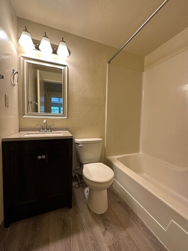 Building Photo - Enticing 2BR Townhouse with Central A/C an...