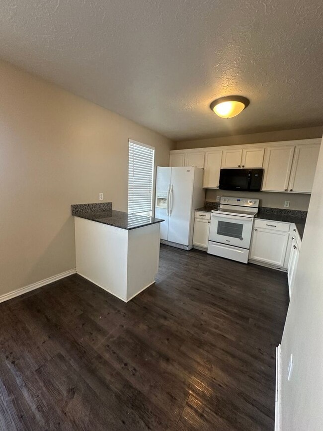 Building Photo - BEAUTIFUL TOWNHOME!!!