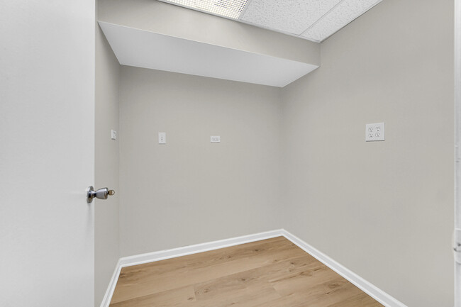 Building Photo - 2301 Knollwood Cir