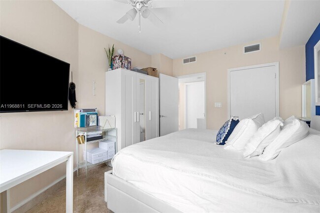 Building Photo - 19900 E Country Club Dr