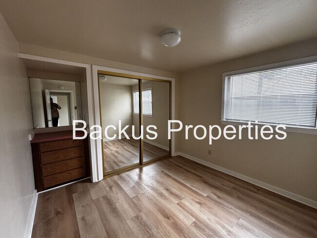 Building Photo - 15 E Acacia St