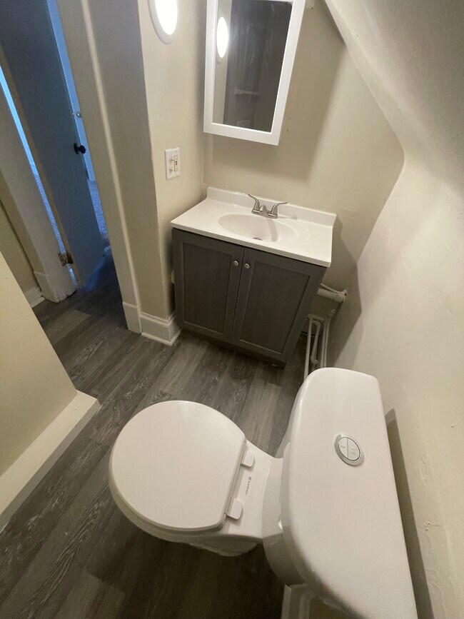 Building Photo - 1467 Division St