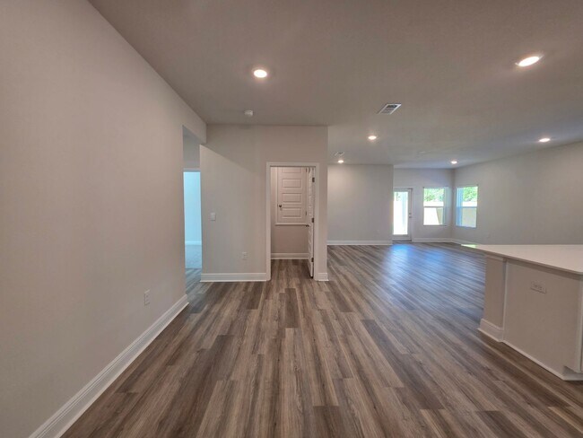 Building Photo - Brand new 5BR/3BA with Amenities Galore