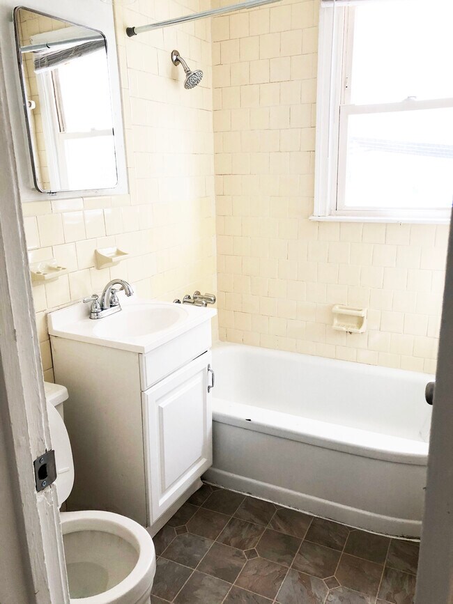 Building Photo - 1011 E 16th St