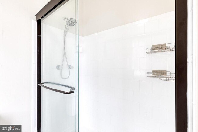 Building Photo - 8008 Valley Manor Rd