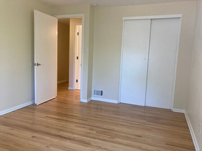 Building Photo - Huge 5BR, large yard, fireplace, big rooms! (Bellaire)