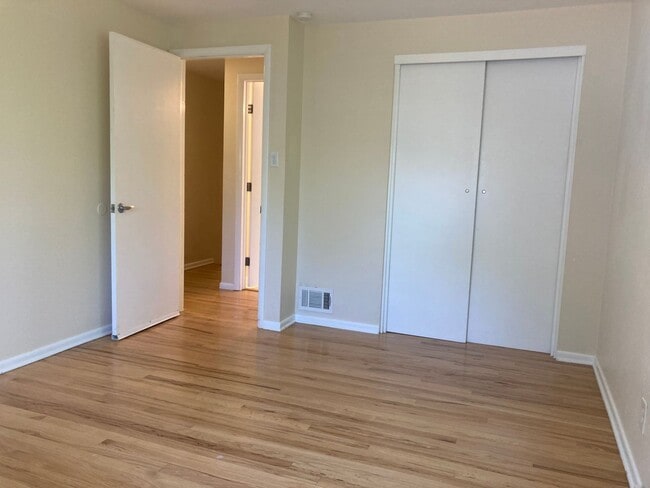 Building Photo - Huge 5BR, large yard, fireplace, big rooms...