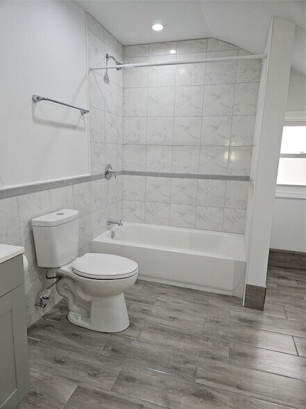 Building Photo - 120 Henry St