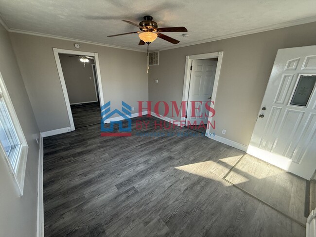 Building Photo - Two Bedroom House | Move In Ready!