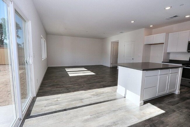 Building Photo - Beautiful Lincoln Home Available in May!