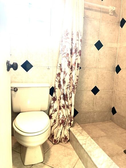 Building Photo - 1966 Sixty Oaks Ln