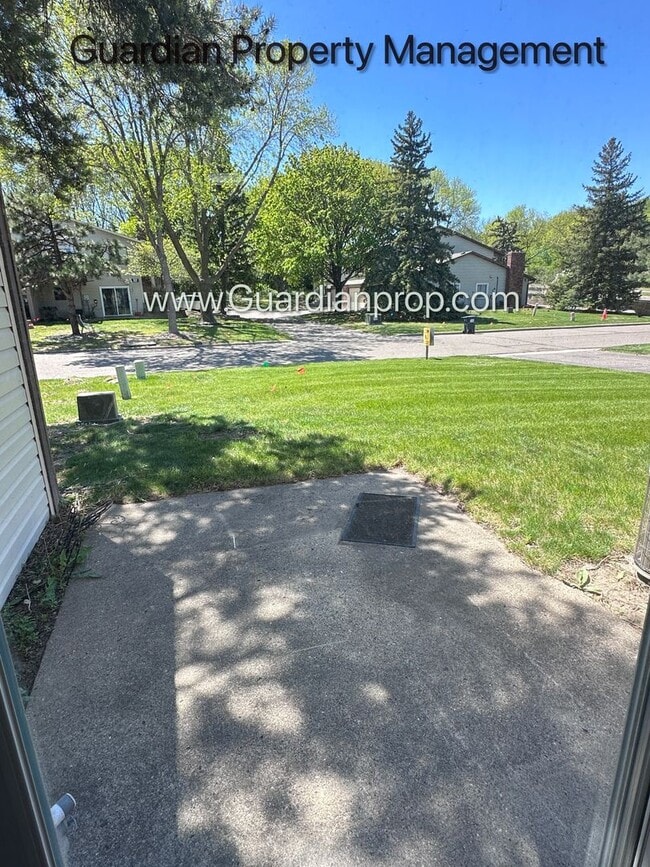 Building Photo - Renovated Burnsville Town Home, 2 Car Garage, W/D in Unit, Walk Out Patio, Dishwasher