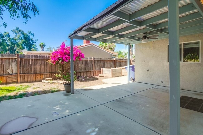 Building Photo - Beautiful 3 Bedroom + Den Home in the Foot...