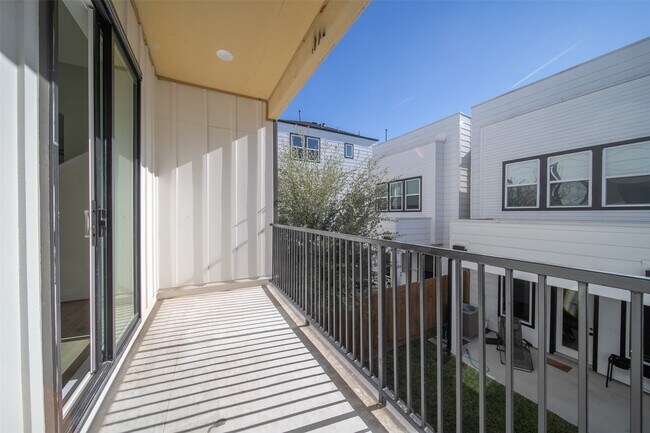 Building Photo - 2722 Nagle St