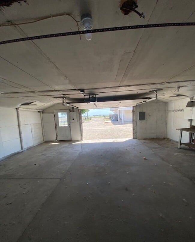 Building Photo - Home With Shop & Pasture!