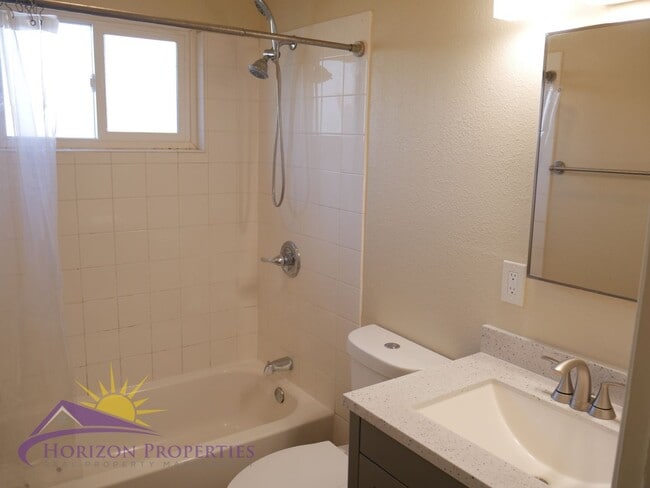 Building Photo - 2 Bed 1 Bath 827 Sq. Ft. Citrus Heights Duplex in Sunrise Estates