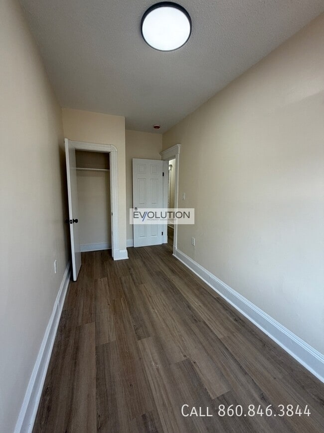 Building Photo - 906-908 Park St-3E