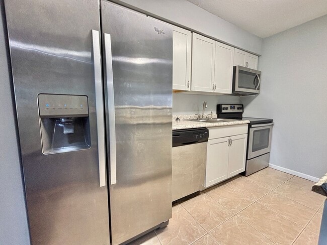 Building Photo - 3BR 1BA Annual Unfurnished Rental Availabl...