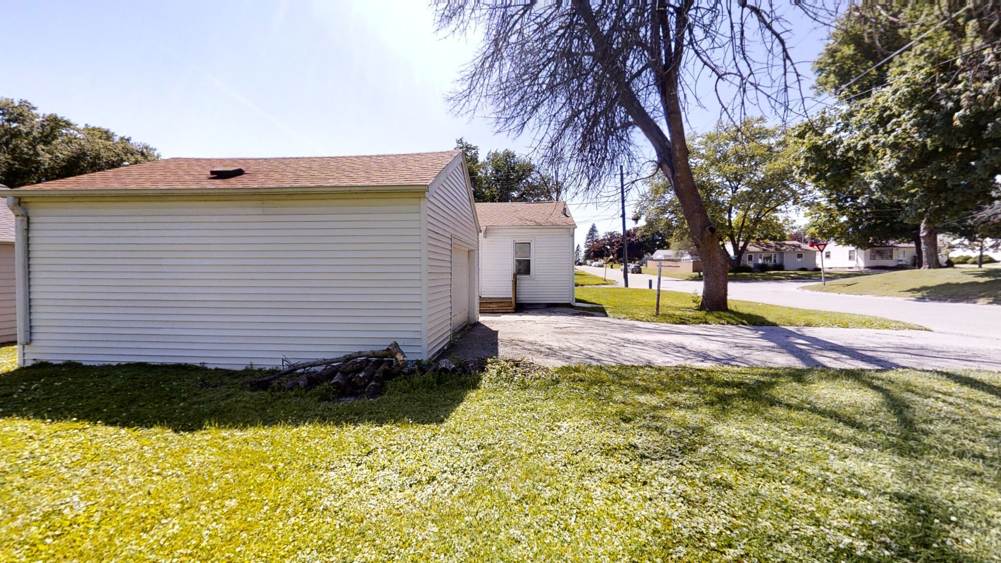 Large corner lot - 1103 Amherst Ave