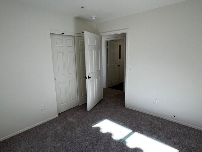 Building Photo - 3 BEDROOM TOWNHOME!