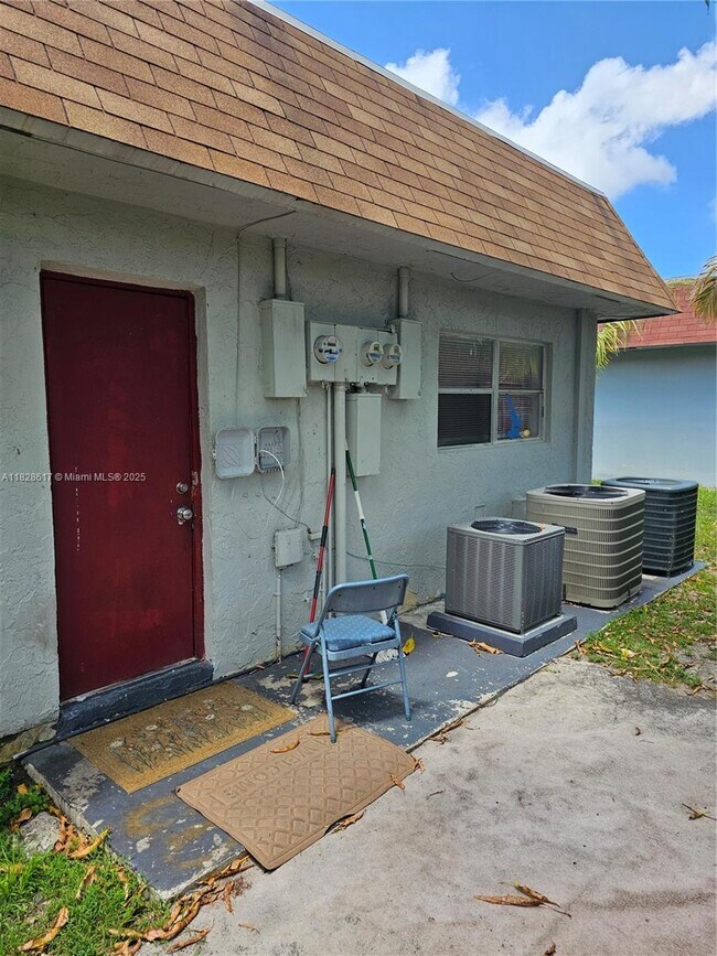 Building Photo - 7850 SW 10th Ct