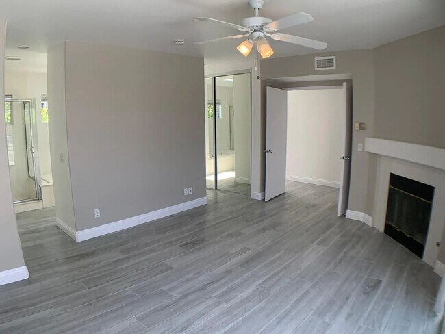 Building Photo - 4594 Cove Dr