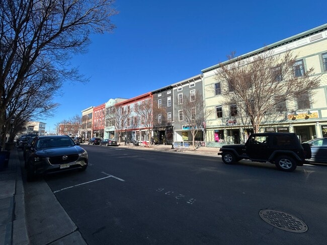 Building Photo - Gorgeous 3 bedroom 1 1/2 bathroom Single F...
