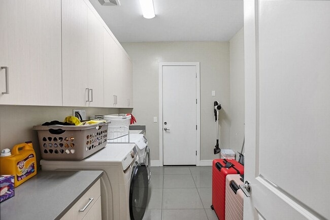 Building Photo - Single Story Pool Home In Reverence Guard Gated Community