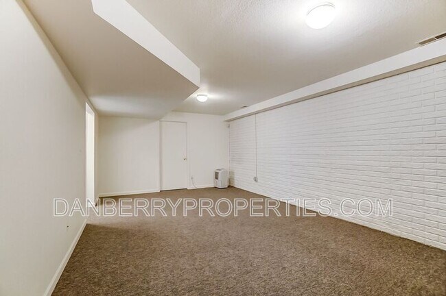 Building Photo - 3704 Willow Run Dr