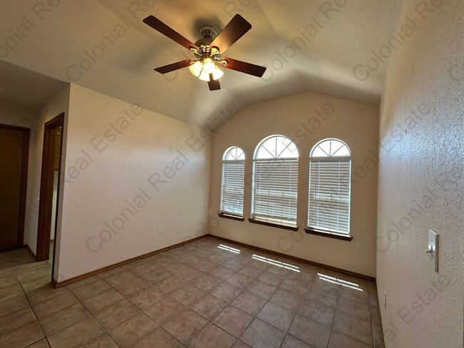 Building Photo - Spacious and nicely located on a cul-de-sac street 3 bedroom 2 bathroom home for rent.