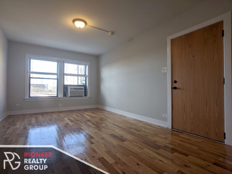 Building Photo - 560 W Arlington