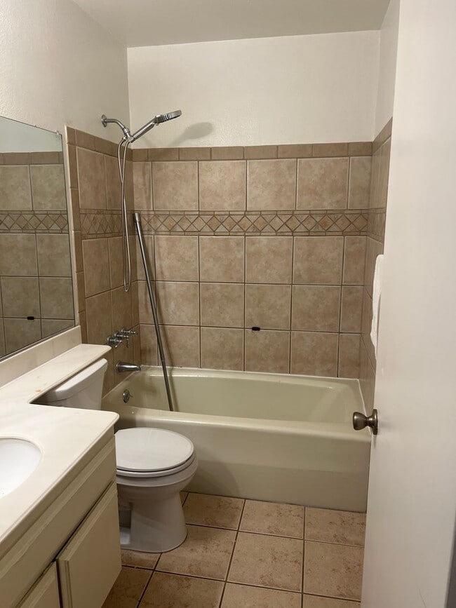 Building Photo - Ventura 3+2 condo in Woodbridge Park Community