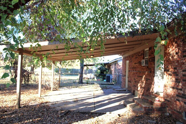 Building Photo - 4 BEDROOM HOUSE BY ELEMENTARY SCHOOL*