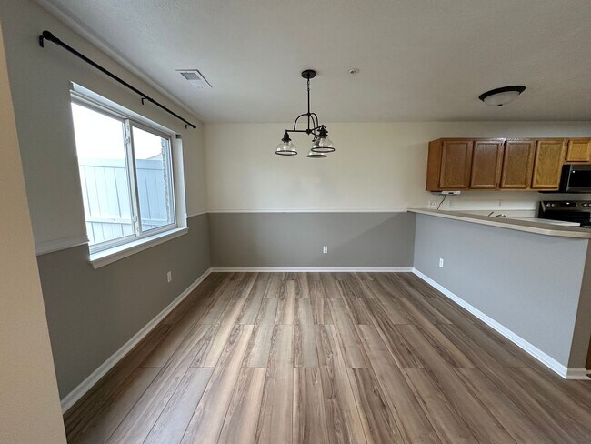 Building Photo - Caledonia Condo! Two Bedroom - Two Full Ba...