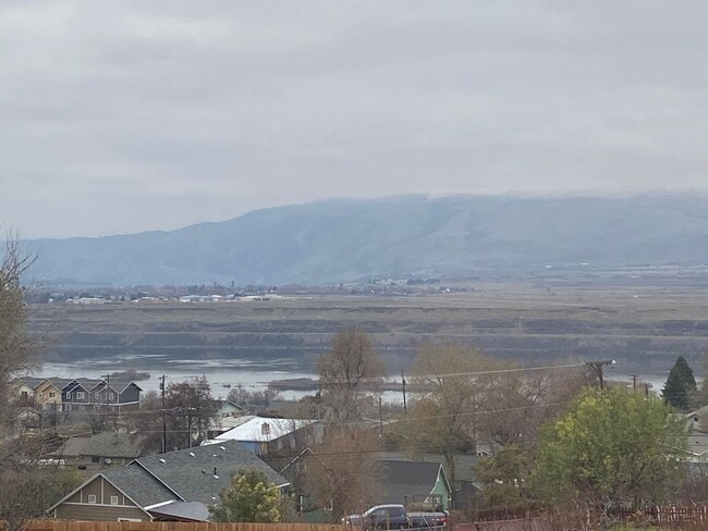 Building Photo - 4 Bedroom 2 1/2 Bath home in The Dalles