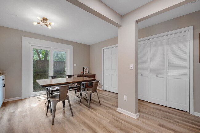 Building Photo - 242 Lake Ella Dr