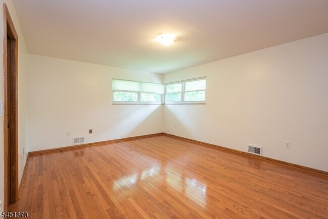 Building Photo - 681 Easton Ave