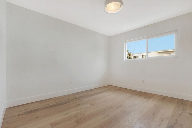 Building Photo - 2 Bed / 1 and 1/2 Bath Townhouse in Highla...