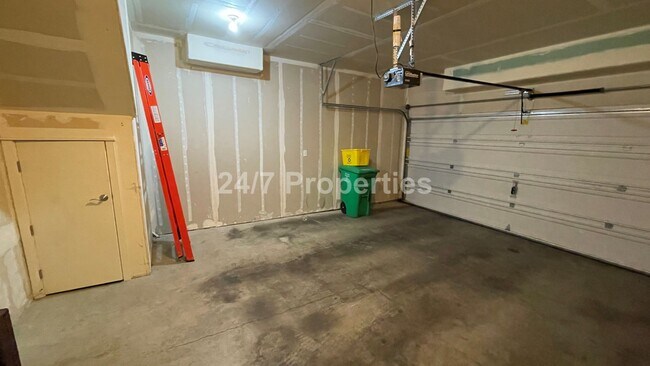 Building Photo - Beautiful 3 BD I 3.5 BA Townhome w/ Double...