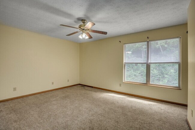 Building Photo - 330 River Rd